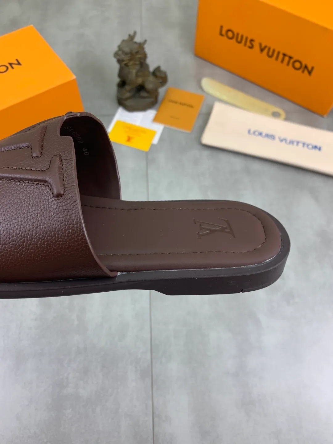 Men's shoes 💰P340 💰【New style】🆘 High quality 【LOUIS VUITTON】The popular Louis Vuitton LV men's slippers on the official website are on sale simultaneously! Original pebbled calfskin fabric imported from Italy. Original factory special supply. Size: 38-46. 4️⃣ colors available.